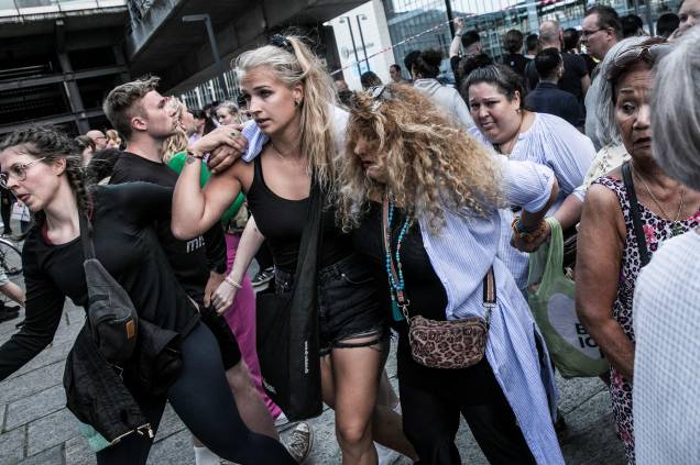 Pessoas deixam o shopping Fields, onde um atirador matou três pessoas e feriu várias outras em Copenhague, Dinamarca, 03/07/2022. Pessoas deixam o shopping Fields, onde um atirador matou três pessoas e feriu várias outras em Copenhague, Dinamarca, 03/07/2022.