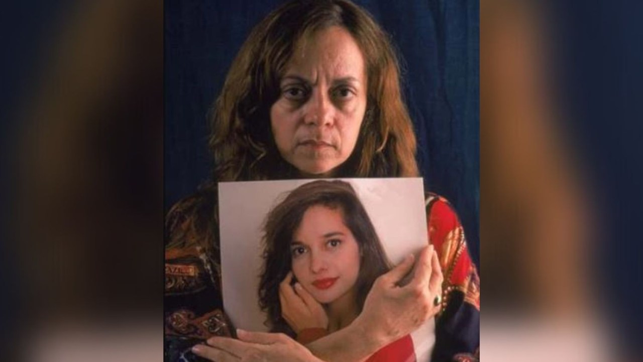 Glória Perez segura a fotografia de sua filha, Daniella Perez: série sobre o assassinato da atriz, que completa 30 anos, trará 60 depoimentos