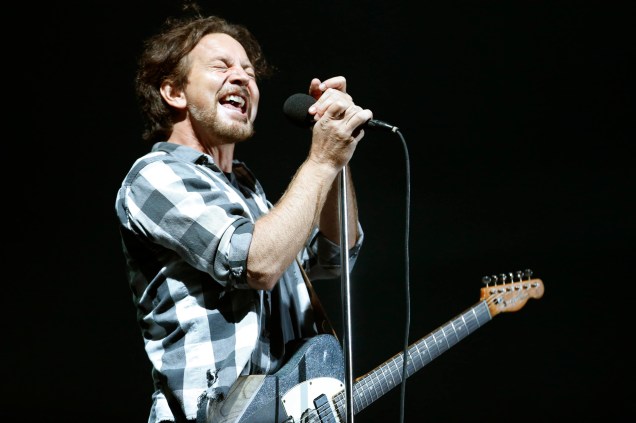Eddie Vedder, vocalista e guitarrista da banda Pearl Jam, durante show no Estádio do Maracanã, Rio de Janeiro, 22/11/2015.