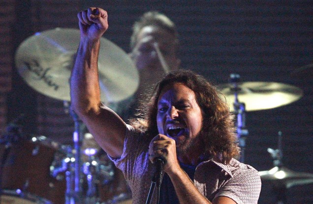 Eddie Vedder vocalista e líder da banda americana Pearl Jam, durante show em Los Angeles, EUA,  12/07/2008.