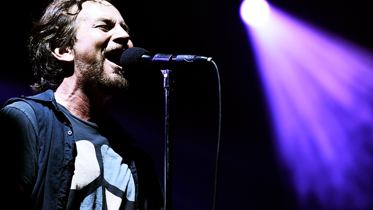 Eddie Vedder, vocalista e guitarrista da banda Pearl Jam, durante show no Estádio do Morumbi.