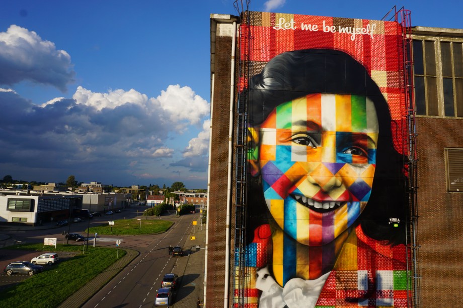 Eduardo Kobra, artísta plástico muralista, com obra na cidade Amsterdã, Holanda. 2016.