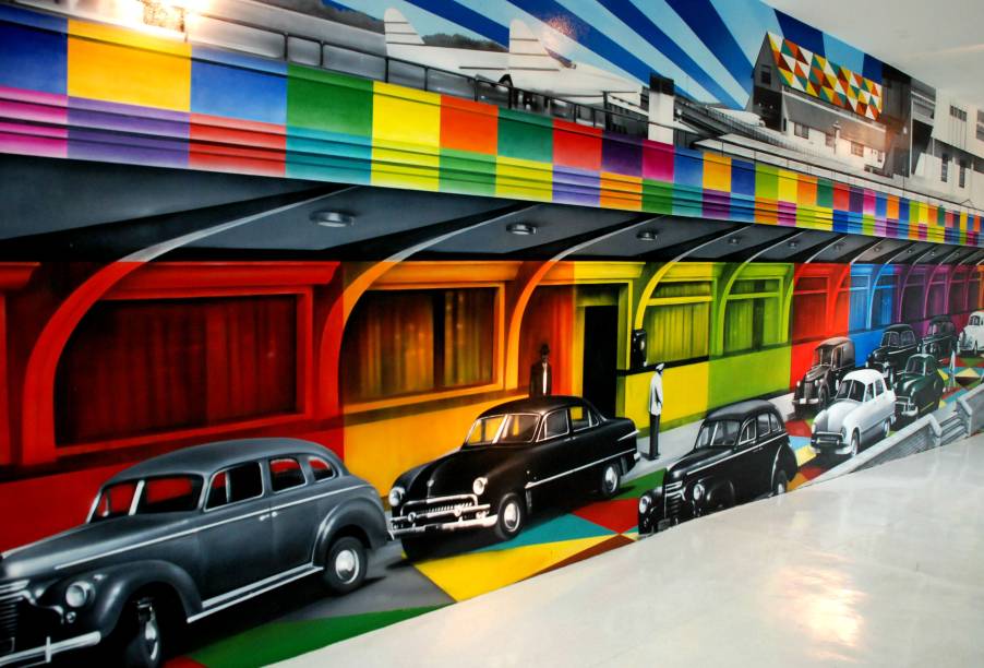 Eduardo Kobra, artísta plástico muralista, com obra no aeroporto de Congonhas em São Paulo, 2016.