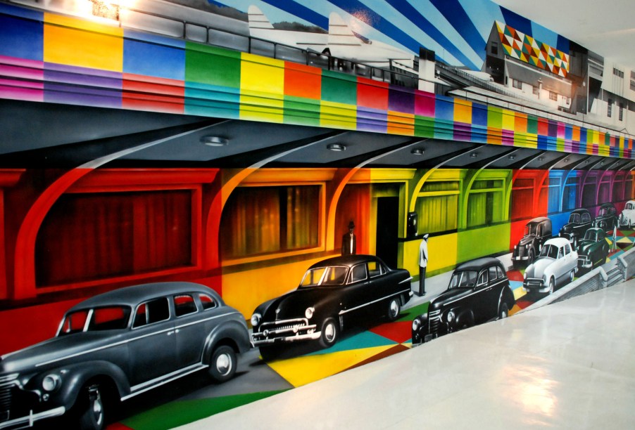 Eduardo Kobra, artísta plástico muralista, com obra no aeroporto de Congonhas em São Paulo, 2016.