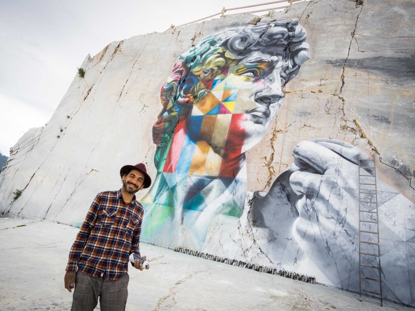 Eduardo Kobra, artísta plástico muralista, em Carrara Itália, 2017.