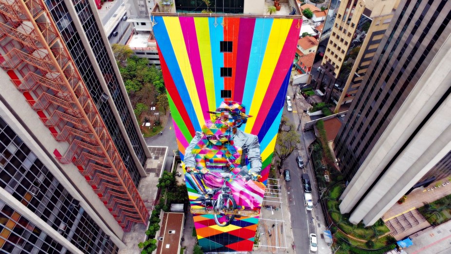 Eduardo Kobra, artísta plástico muralista, com obra na região de Pinheiros, São Paulo, 2016.