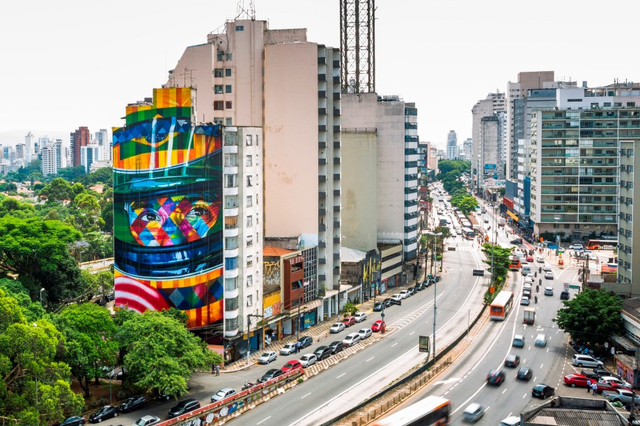 Eduardo Kobra, artísta plástico muralista,na região da Consolação, em São Paulo, 2017.