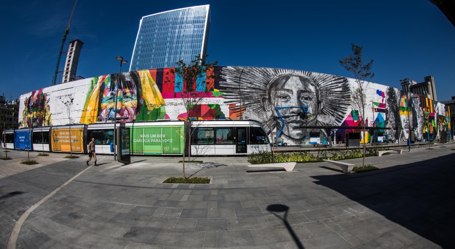Eduardo Kobra, artísta plástico muralista, com obras na cidade do Rio de Janeiro, RJ. 2016.