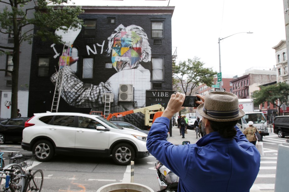 Eduardo Kobra, artísta plástico muralista, na cidade de Nova York, 2018.