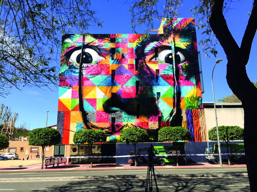 Eduardo Kobra, artísta plástico muralista, com obra em Múrcia, Espanha. 2017.