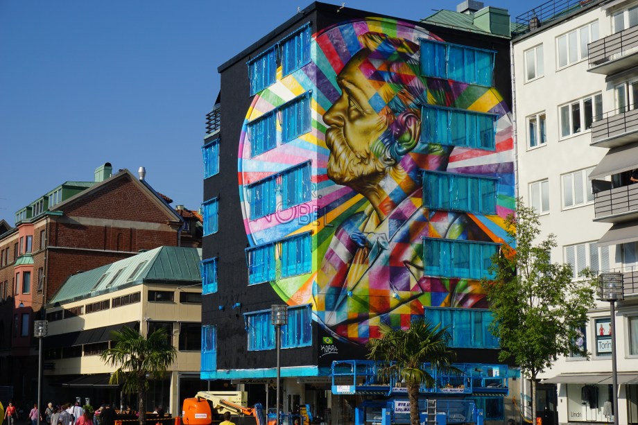 Eduardo Kobra, artísta plástico muralista, com obra em Estocolmo, Suécia, 2014.