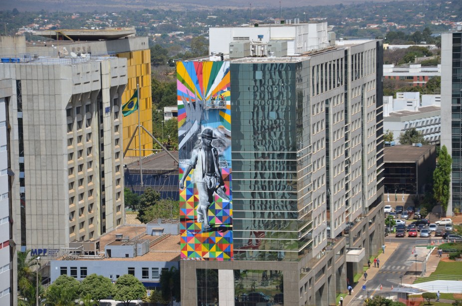 Eduardo Kobra, artísta plástico muralista, na `area comercial de Brasília. 2014.