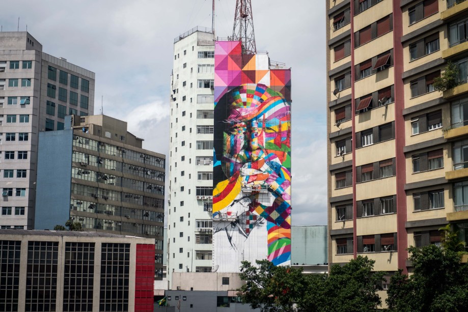 Eduardo Kobra, artísta plástico muralista, com obra na região da av. Paulista, em São Paulo. 22/01/2013.