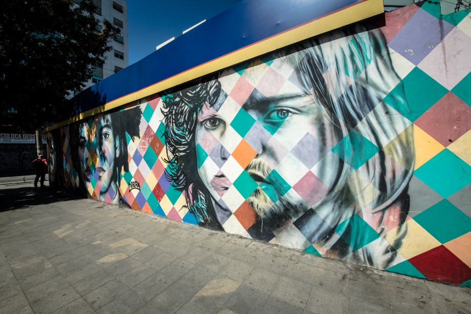 Eduardo Kobra, artísta plástico muralista,com obra no bairro de Pinheiros, em São Paulo, 2016.