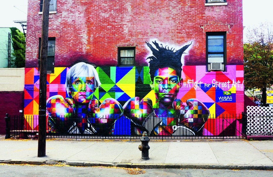 Eduardo Kobra, artísta plástico muralista, com obra no Brooklyn, na cidade de Nova York, EUA. 2014.