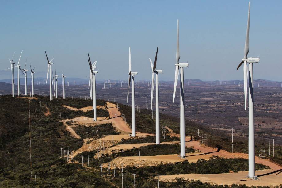 Parque eólico do Alto Sertão I,  instalado no sudoeste da Bahia, nos municípios de Caetité, Guanambi e Igapor, composto por 14 parques eólicos. 2018.