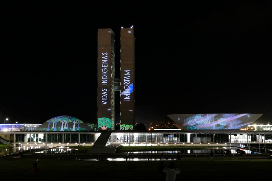 O Congresso Nacional recebe iluminação especial em celebração ao Dia dos Povos Indígenas, 19/04/2021.