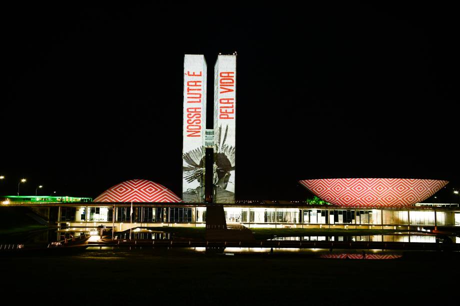 O Congresso Nacional recebe iluminação especial em celebração ao Dia dos Povos Indígenas, 19/04/2021.