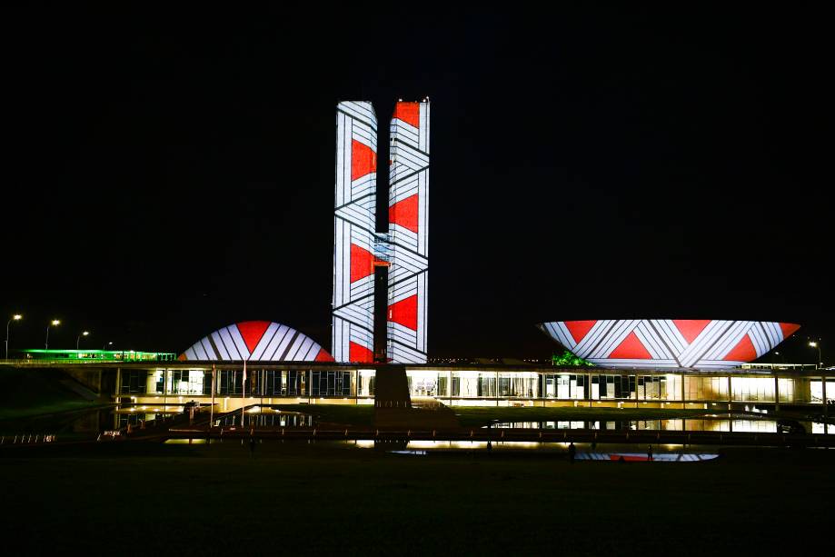 O Congresso Nacional recebe iluminação especial em celebração ao Dia do Índio, comemorado nesta segunda-feira (19). Estão sendo projetadas várias imagens e frases com representatividade indígena. Frases projetas: "Vidas indígenas importam"; "Emergência indígena"; "Nossa luta é pela vida"; e "A mãe do Brasil é indígena". Foto: Pedro França/Agência Senado