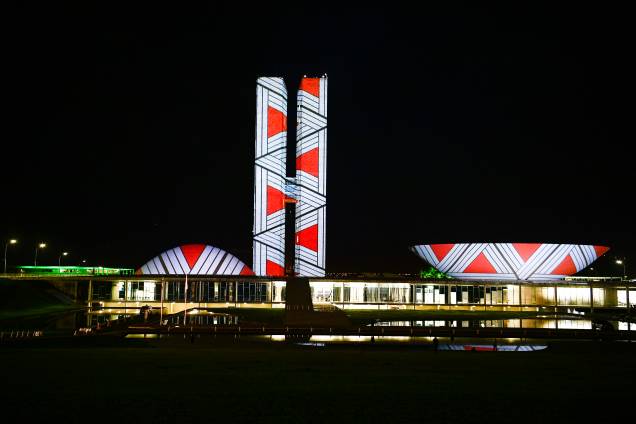 O Congresso Nacional recebe iluminação especial em celebração ao Dia do Índio, comemorado nesta segunda-feira (19). Estão sendo projetadas várias imagens e frases com representatividade indígena. Frases projetas: "Vidas indígenas importam"; "Emergência indígena"; "Nossa luta é pela vida"; e "A mãe do Brasil é indígena". Foto: Pedro França/Agência Senado O Congresso Nacional recebe iluminação especial em celebração ao Dia do Índio, comemorado nesta segunda-feira (19). Estão sendo projetadas várias imagens e frases com representatividade indígena. Frases projetas: "Vidas indígenas importam"; "Emergência indígena"; "Nossa luta é pela vida"; e "A mãe do Brasil é indígena". Foto: Pedro França/Agência Senado