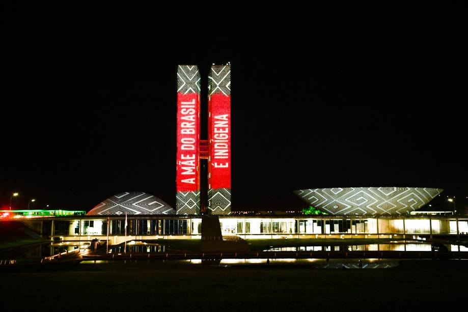 O Congresso Nacional recebe iluminação especial em celebração ao Dia dos Povos Indígenas, 19/04/2021.