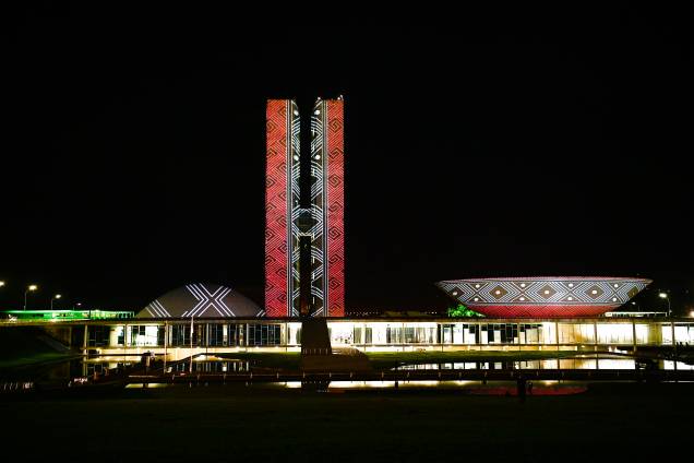 O Congresso Nacional recebe iluminação especial em celebração ao Dia dos Povos Indígenas, 19/04/2021. O Congresso Nacional recebe iluminação especial em celebração ao Dia dos Povos Indígenas, 19/04/2021.