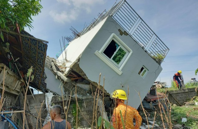 Prédio desmoronado após um terremoto em Santiago, província de Ilocos Sur, Filipinas, 27/07/2022.