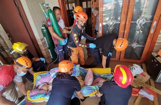 Equipes de resgate carregando uma vítima após um terremoto em Vigan, província de Ilocos Sur, Filipinas, 27/07/2022.