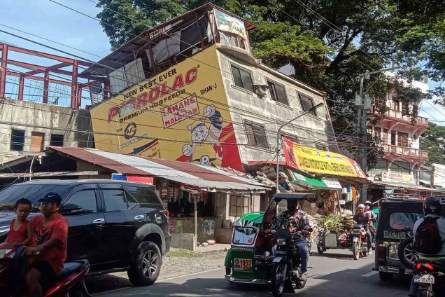 Prédio danificado no município de Bangued, na província de Abra, em 27/07/2022, após um terremoto de magnitude 7,0 atingir o norte das Filipinas.