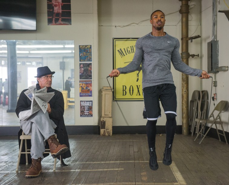 Adonis Creed, vivido por Michael B. Jordan, com seu treinador Rocky Balboa, Sylvester Stallone no filme "Creed", de 2015.