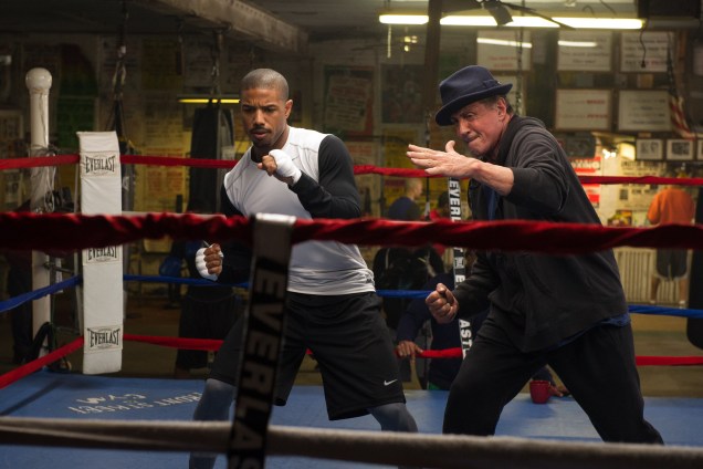 Adonis Creed, vivido por Michael B. Jordan com seu treinador Rocky Balboa, Sylvester Stallone no filme "Creed", de 2015.