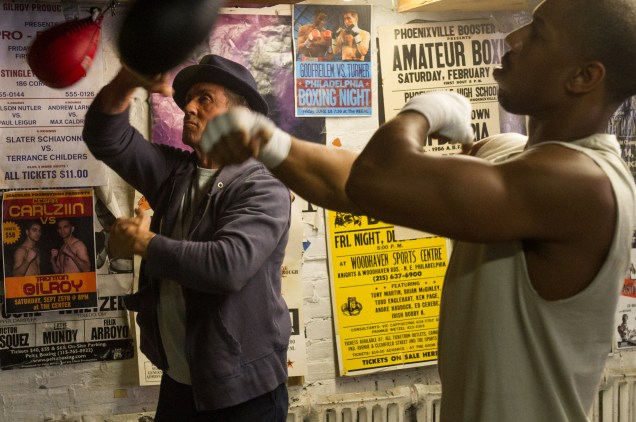 Adonis Creed, vivido por Michael B. Jordan com seu treinador Rocky Balboa, Sylvester Stallone no filme "Creed", de 2015.