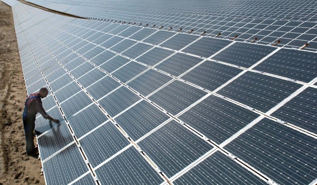 Um operário cuida da maior usina de energia solar da Europa. Foi colocada em operação pela Shell Solar GmbH e pelo desenvolvedor do projeto, GEOSol na região da Baviera, Alemanha. 20/05/2018.