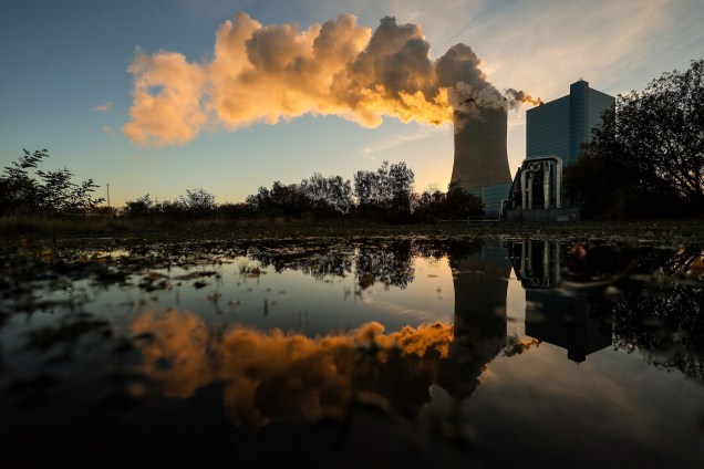 A usina termelétrica `a carvão Datteln 4 é refletida na água do Dortmund-Ems-Canal em Datteln, Alemanha, 02/11/ 2021