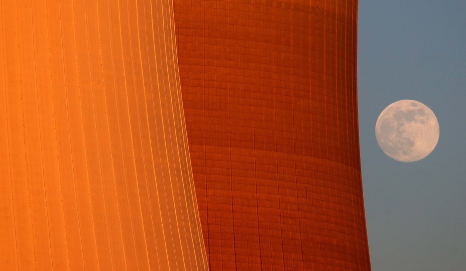 Torres de resfriamento da usina nuclear de Philippsburg, Alemanha, 06/05/2020.