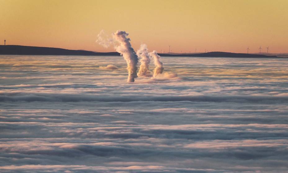 Vapor da usina de energia `a carvão preto em Mannheim sobe através do nevoeiro que cobre as cidades de Heidelberg e Mannheim, visto ao pôr do sol do pico da montanha Konigstuhl em Heidelberg, sul da Alemanha, em 14/01/2022.