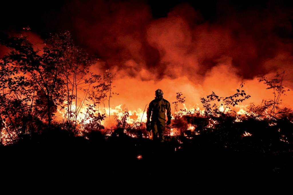 A FÚRIA DO FOGO - Incêndio na França: o ar quente do Saara se espalha -