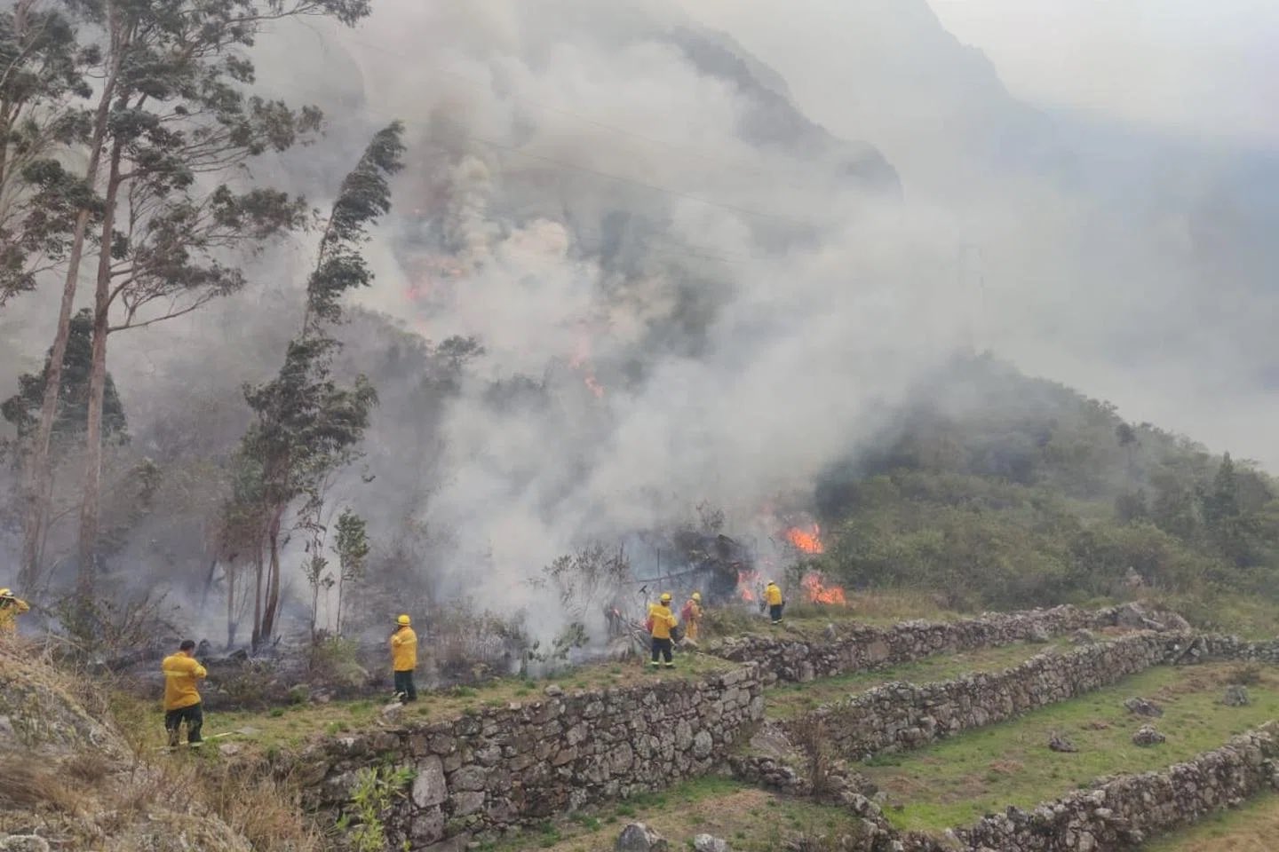Como a área é remota, o desafio de controlar o incêndio nos arredores das ruínas incas é ainda maior - 01/07/2022
