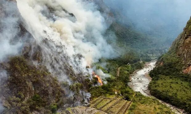 Bombeiros tentam controlar o incêndio em Machu Picchu há três dias, sem sucesso - 01/07/2022
