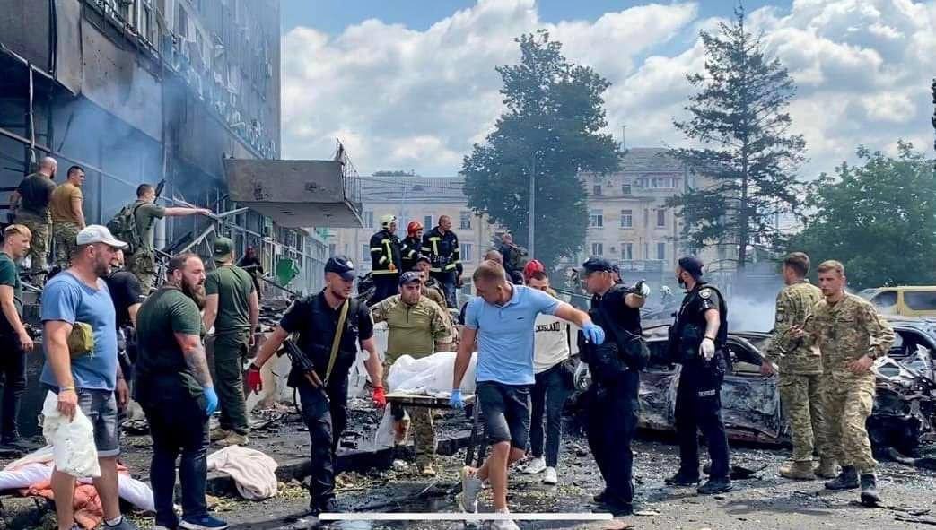 O Serviço de Emergência da Ucrânia disse que é praticamente impossível encontrar sobreviventes sobre os escombros de Vinnytsia - 14/07/2022