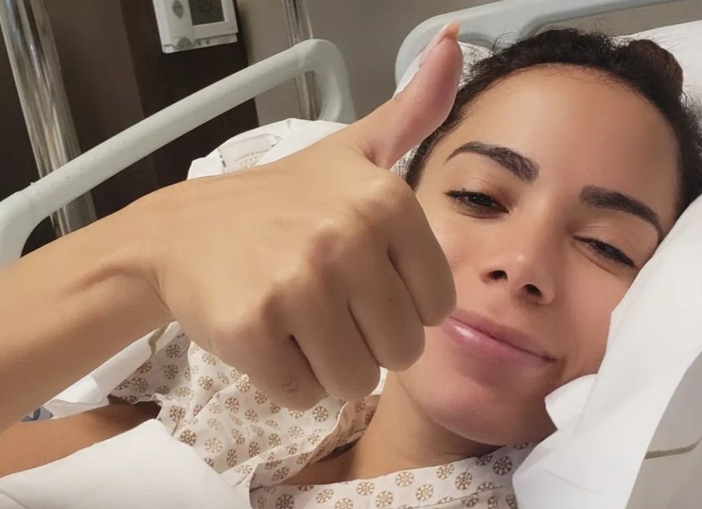 A cantora Anitta se recupera da endometriose