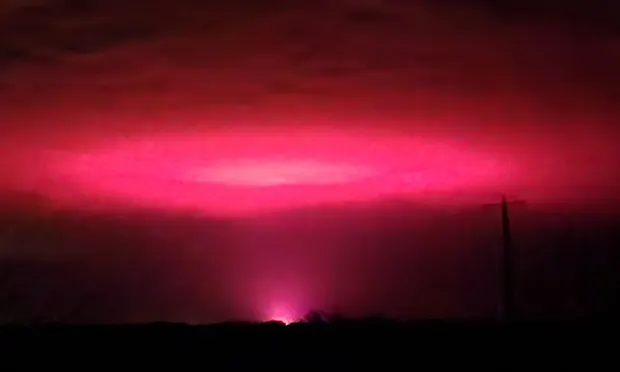 Luzes cor-de-rosa no céu de Mildura, na Austrália, na verdade vinham de fábrica de processamento de cannabis - 20/07/2022