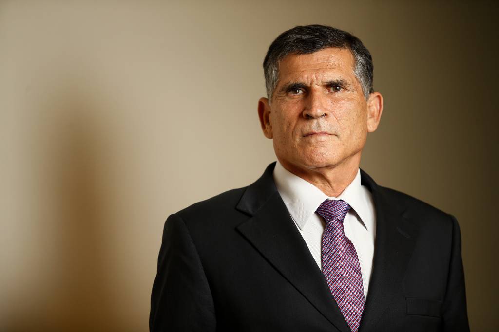 A culpa de Jair Bolsonaro no ato terrorista segundo o general Santos Cruz