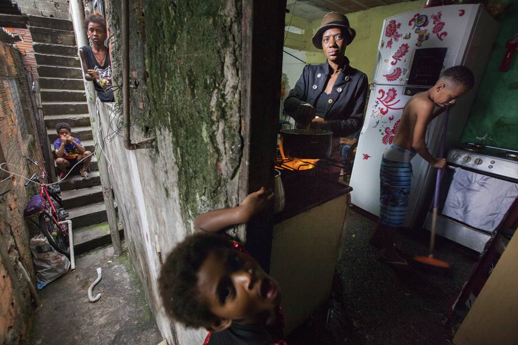 CRIANÇAS PRIMEIRO - Greice de Almeida, 38, perdeu 10 quilos em um ano ao passar fome para alimentar os seus oito filhos na Favela do Cai Cai, no extremo sul de São Paulo. Sem emprego nem dinheiro para o gás, usa álcool em gel para cozinhar -
