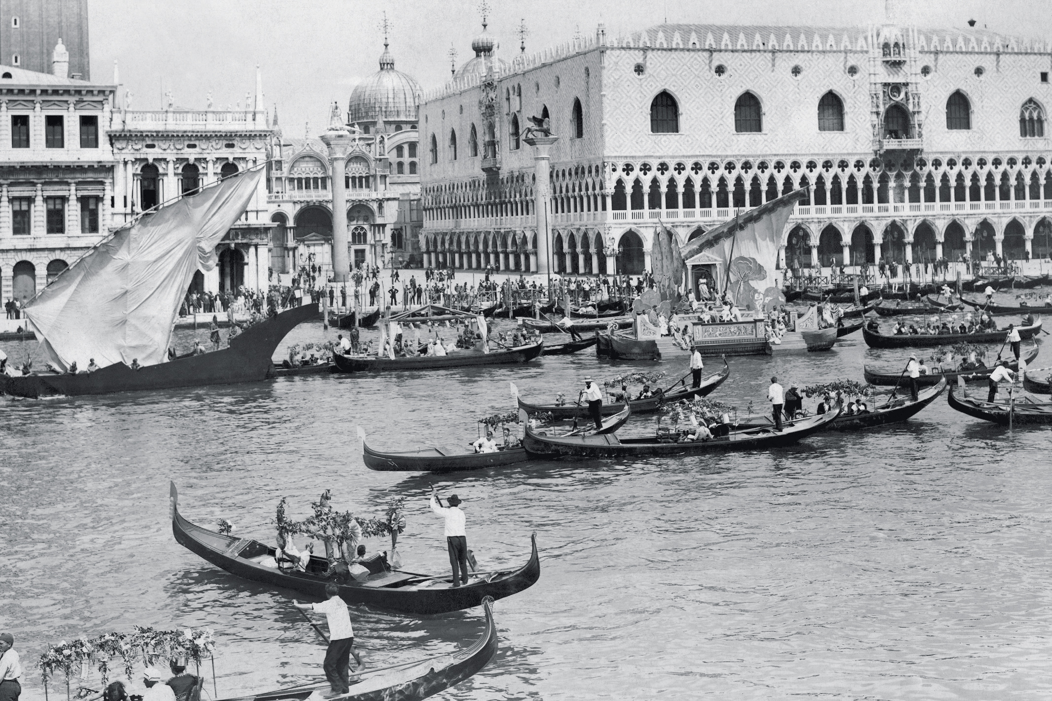 GONDOLA TRANSIT - Venice in 1920: euphoria after the Spanish flu -