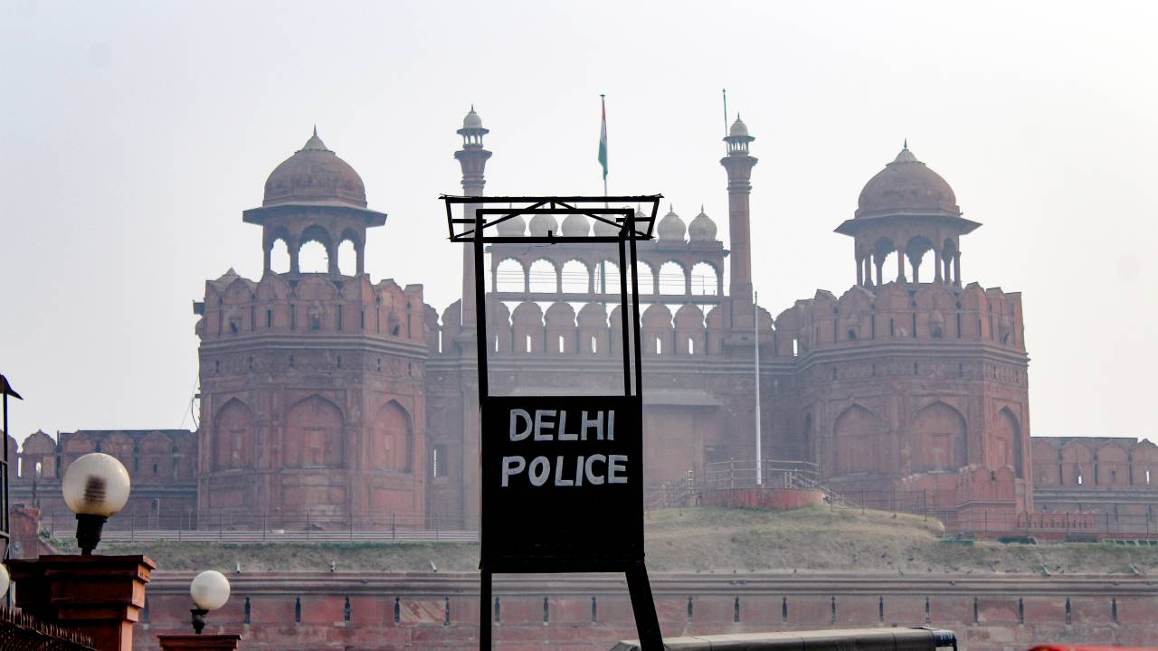 Polícia de Delhi fora do Forte Vermelho.