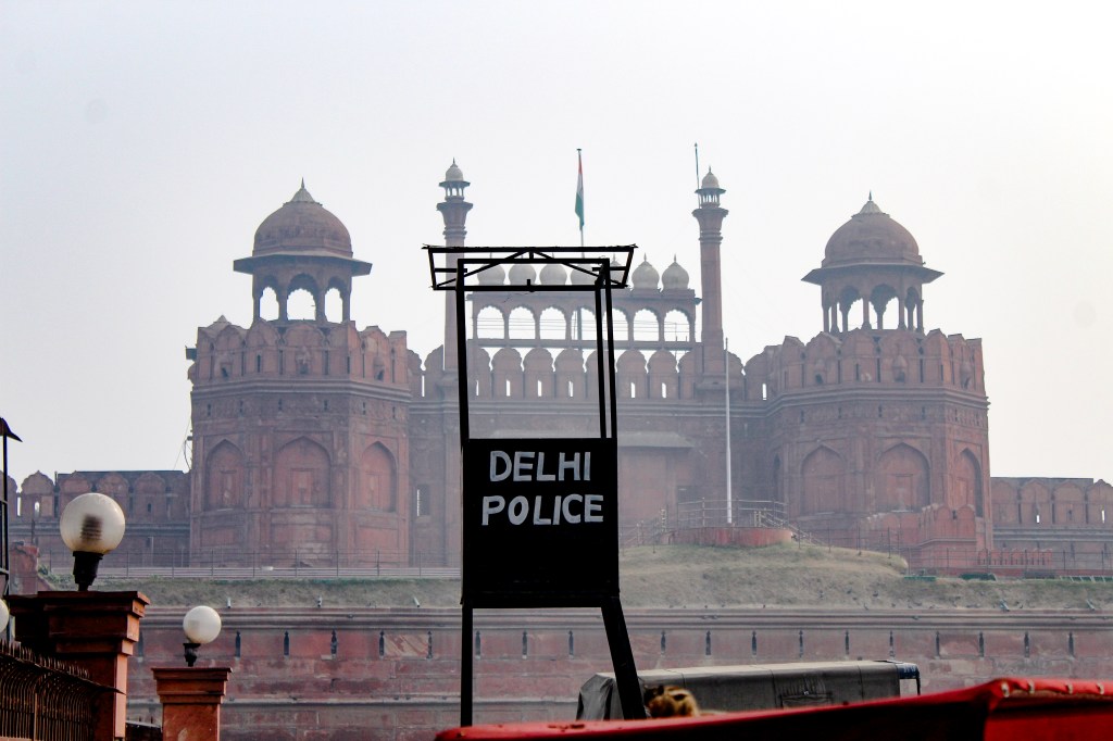 Polícia de Delhi fora do Forte Vermelho.