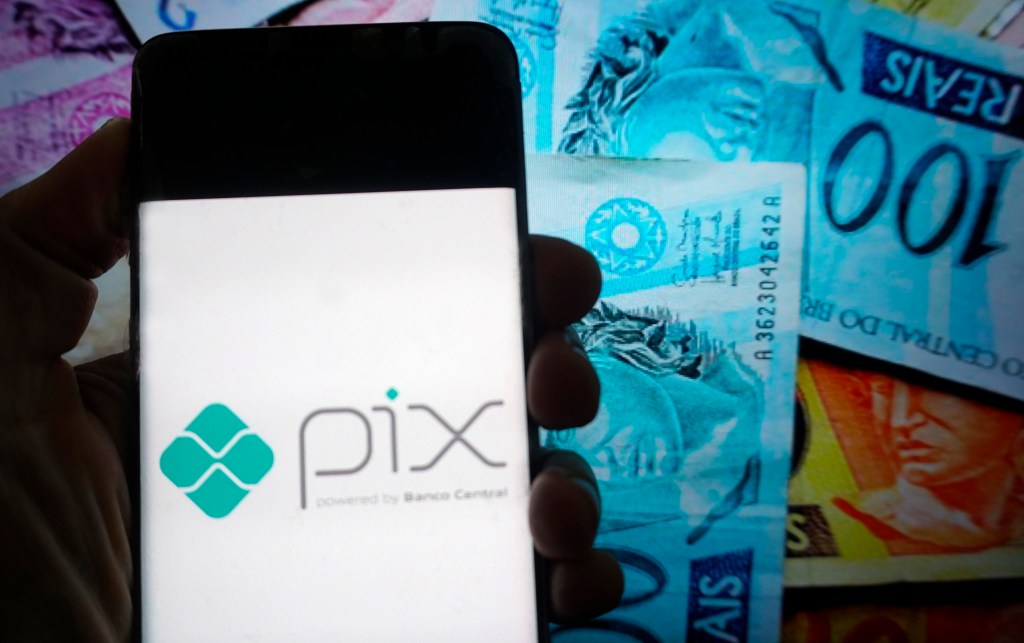 Transações via Pix podem ser realizadas instantaneamente pelo celular