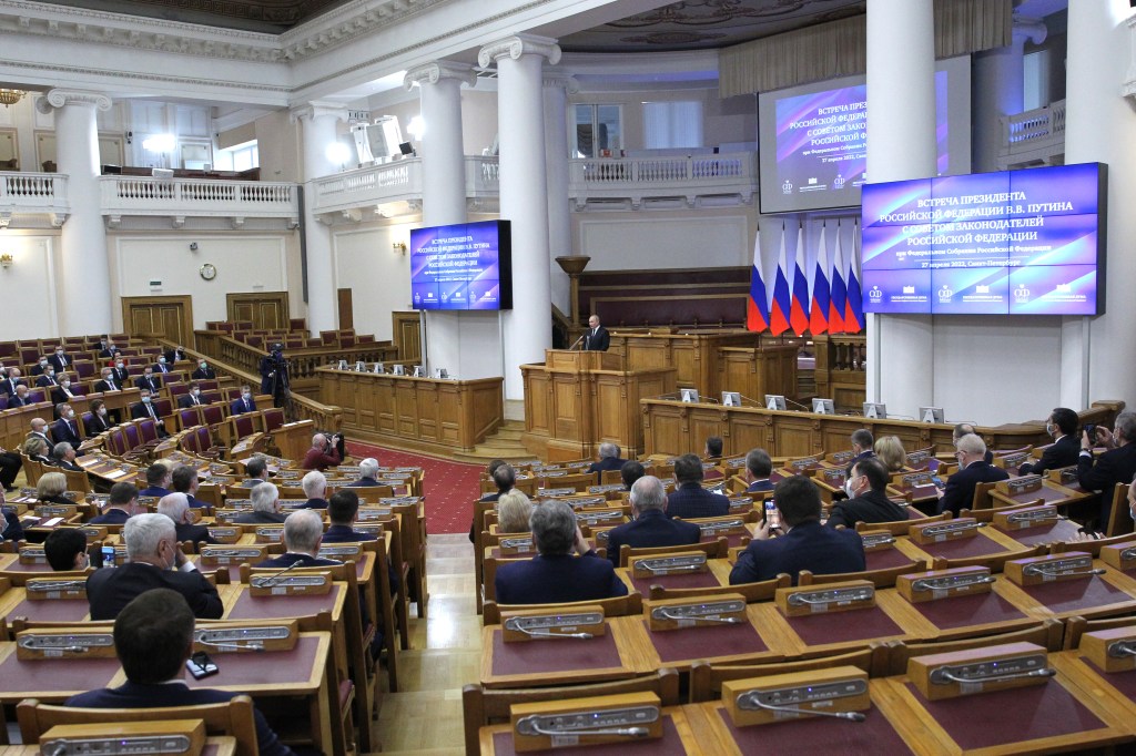 Parlamento da Rússia, a Duma, recebe o presidente Vladimir Putin