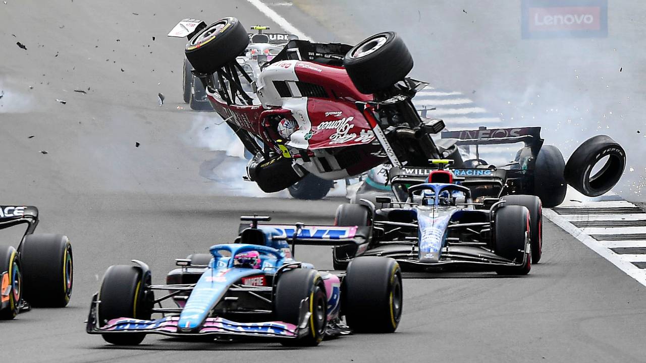 O acidente envolvendo Zhou Guanyu, da Alfa Romeo, no GP de Silverstone